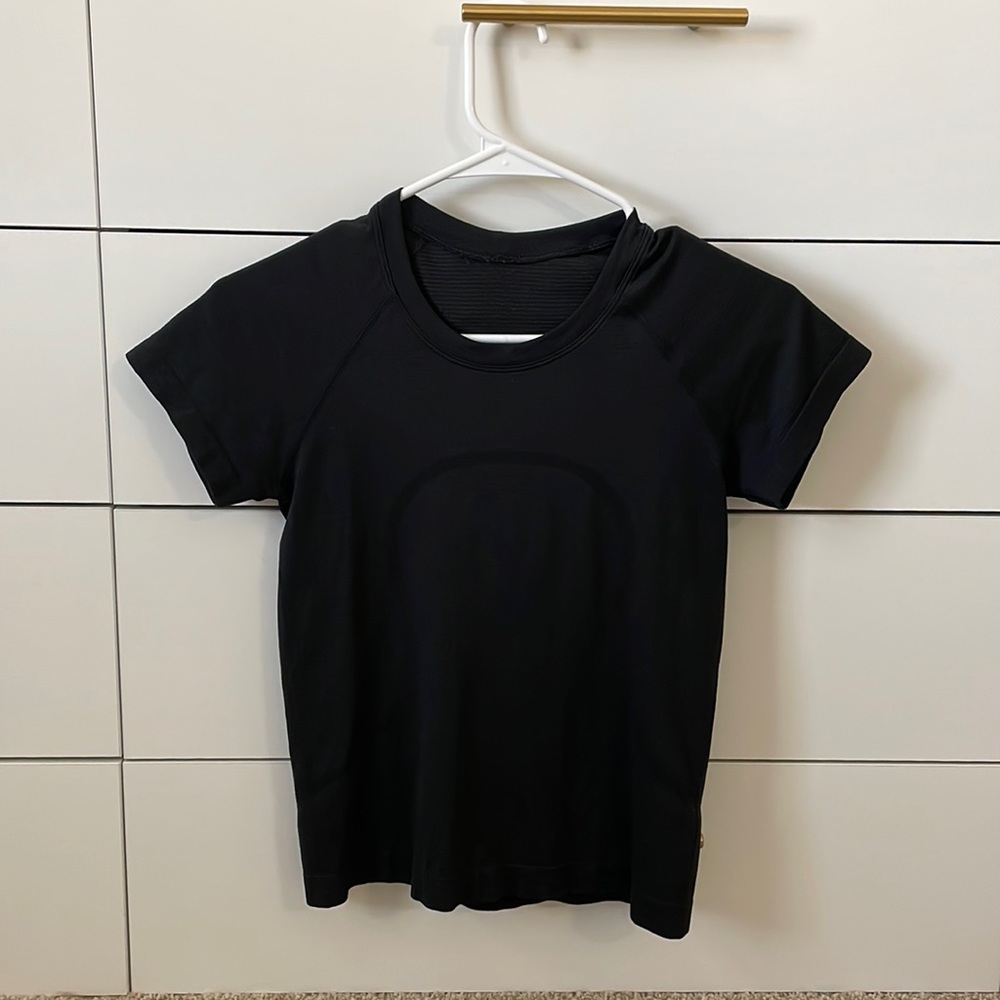 Black lululemon swiftly tech race length shirt sleeve shirt size 4